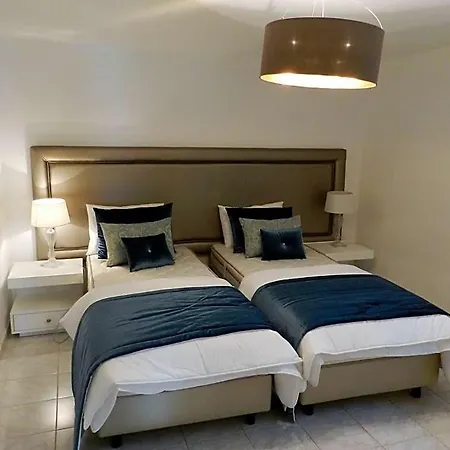 Sleeps 10 With Pool Air Con And Wifi Willa *