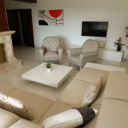 Villa Sleeps 10 With Pool Air Con And Wifi *