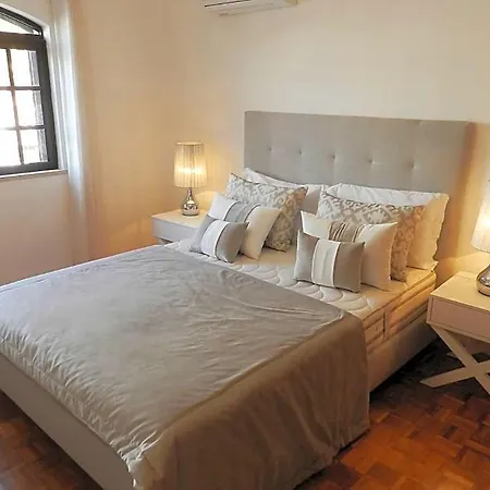 Sleeps 10 With Pool Air Con And Wifi