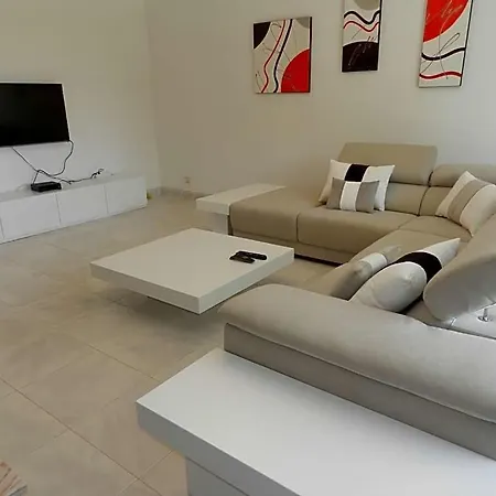Villa Sleeps 10 With Pool Air Con And Wifi Vilamoura