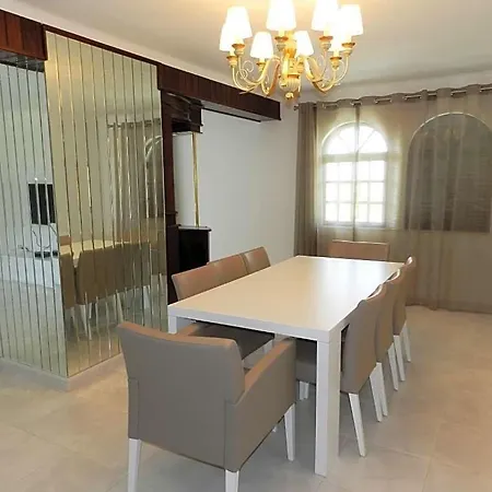 Sleeps 10 With Pool Air Con And Wifi